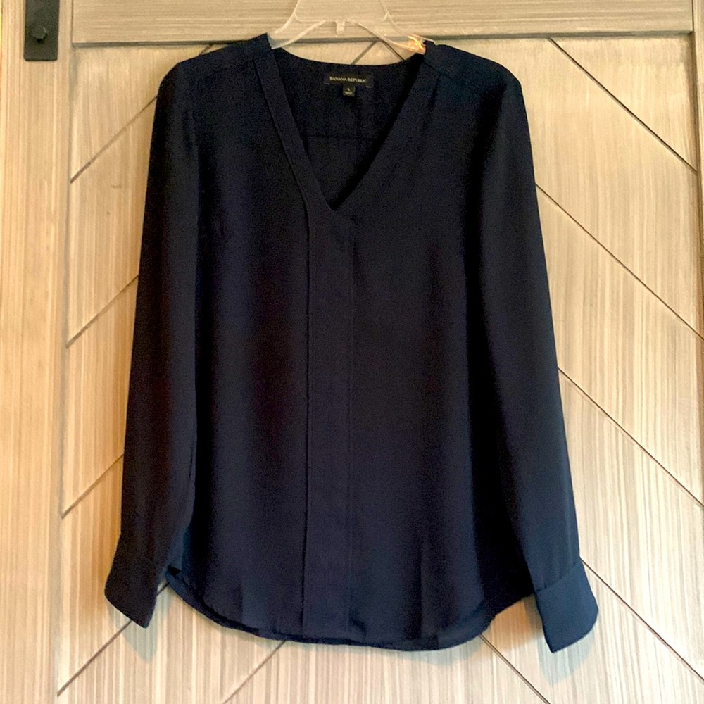 Gorgeous navy v neck blouse from Banana Republic size small